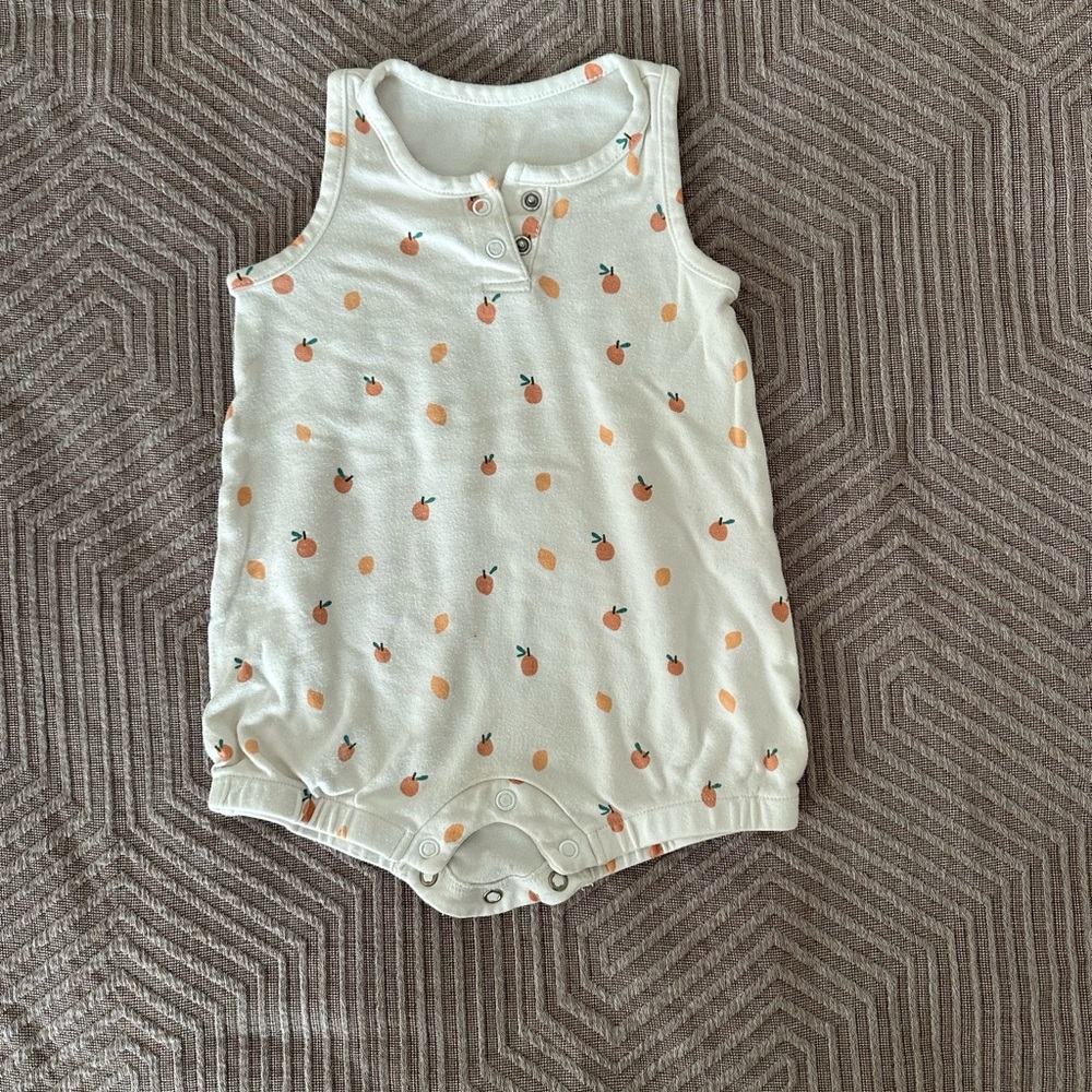 Goumi White Peach-Print Sleeveless Baby One-Piece Romper
